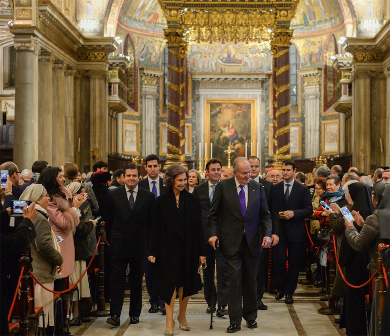 Don Juan Carlos y doña Sofía en el acto de inauguración de la iluminación de la Basílica Santa María la Mayor de Roma. 