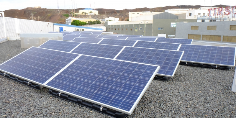 Instalación solar fotovoltaica de autoconsumo sobre la cubierta de la sede de Guaguas Municipales, en Las Palmas de Gran Canaria.
