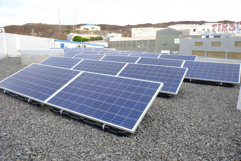 Instalación solar fotovoltaica de autoconsumo sobre la cubierta de la sede de Guaguas Municipales, en Las Palmas de Gran Canaria. 