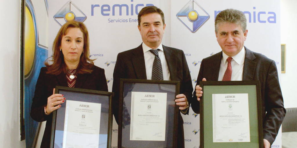 Representantes de Remica muestran los certificados Aenor.