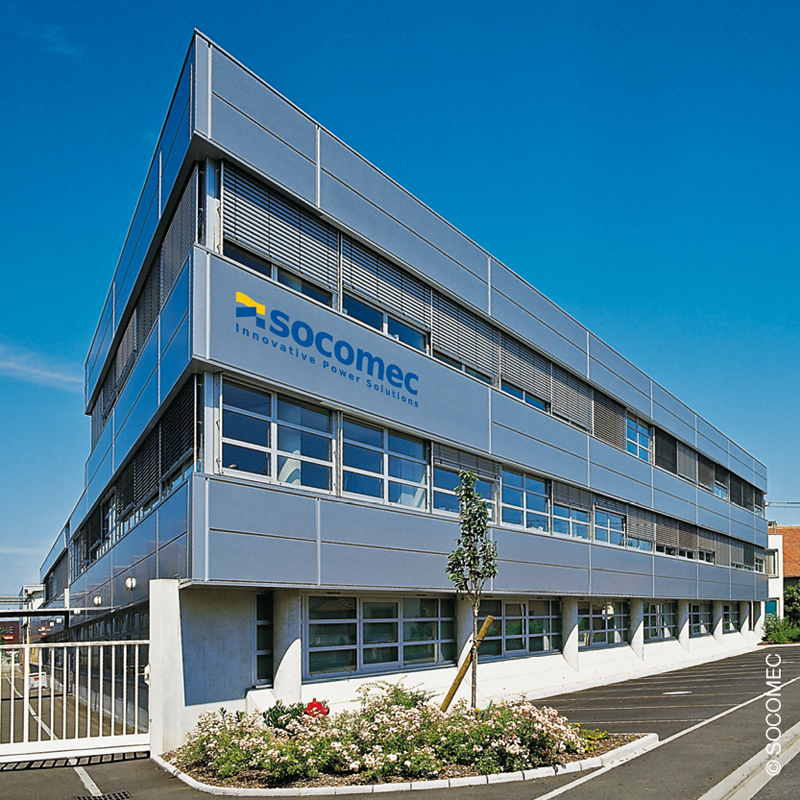 Fachada de la sede de Socomec, empresa especializada en soluciones innovadoras para la energía.