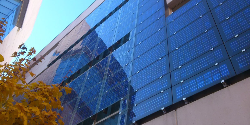 Fachada de un edificio con elementos de integración de energía fotovoltaica.