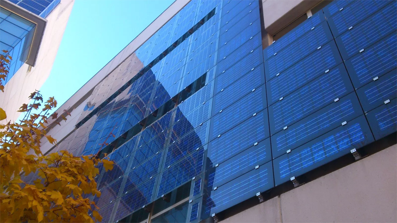 Fachada de un edificio con elementos de integración de energía fotovoltaica. 