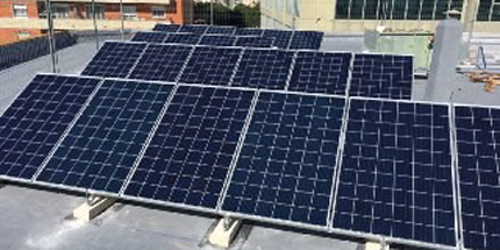 Instalaciones fotovoltaicas sobre la cubierta de la sede central de Aguas de Cádiz.