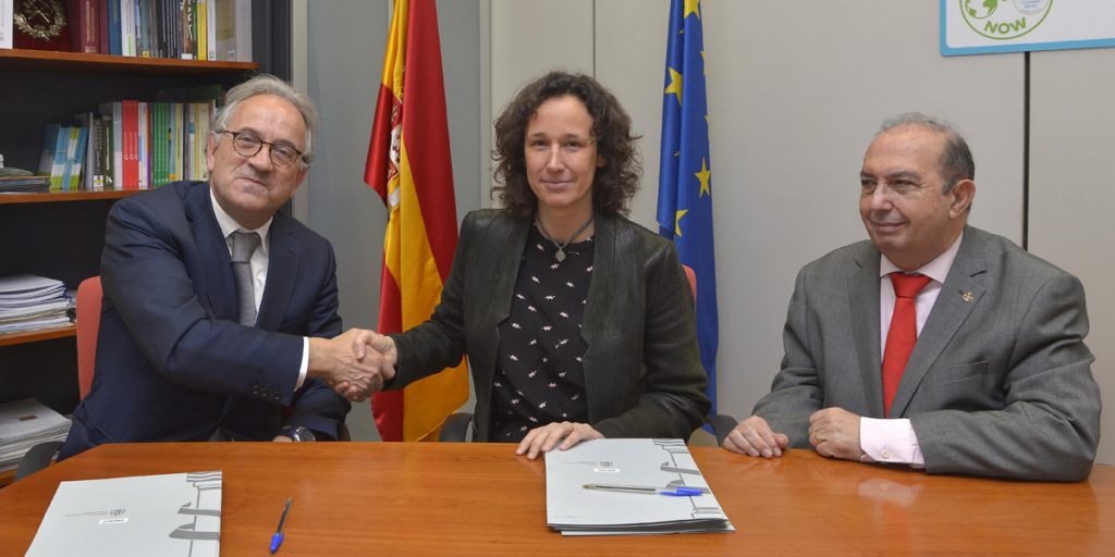 Firma del contrato entre la Oficina de Cambio Climático y Alcalá Eco Energías.
