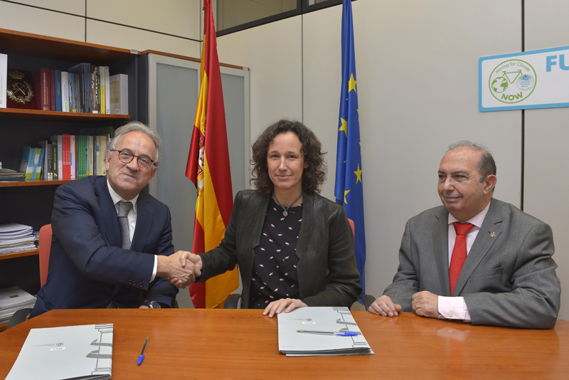 Firma del contrato entre la Oficina de Cambio Climático y Alcalá Eco Energías.