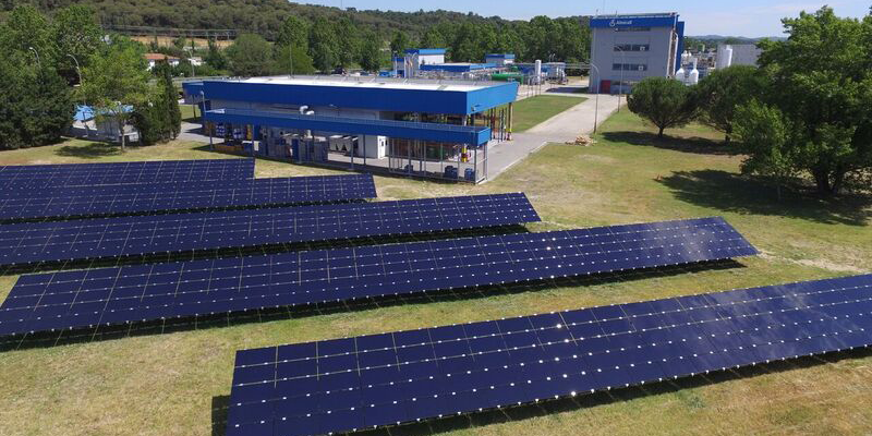 Campo fotovoltaico de autoconsumo junto a la planta química de Almirall en Sant Celoni (Barcelona).