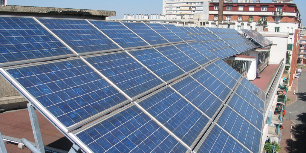 Paneles fotovoltaicos en una instalación de autoconsumo sobre la cubierta de un edificio residencial.
