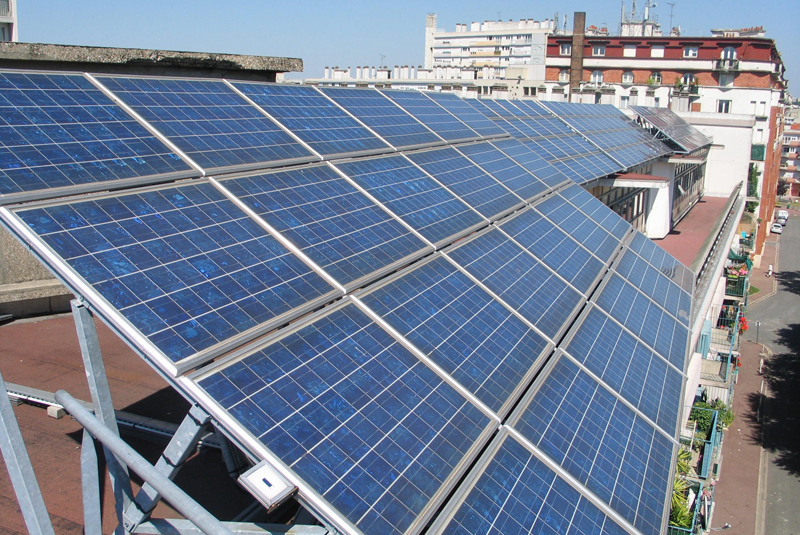 Paneles fotovoltaicos en una instalación de autoconsumo sobre la cubierta de un edificio residencial. 