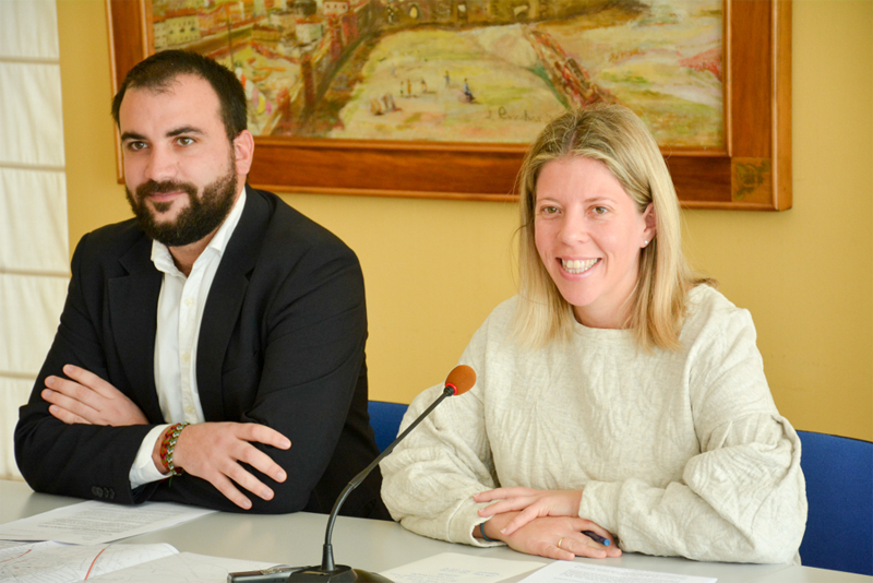 La alcaldesa de Tomelloso, Inmaculada Jiménez, y el concejal de Eficiencia Energética, Álvaro Rubio, del Ayuntamiento de Tomelloso. 