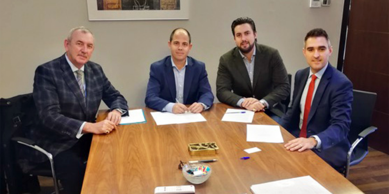 Acto de firma del acuerdo entre Cajamar Almería y la empresa Proconsult.