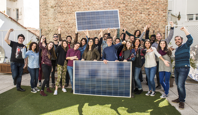 Segunda Oleada Solar de Ecooo. Un grupo de personas posa junto a placas fotovoltaicas. 