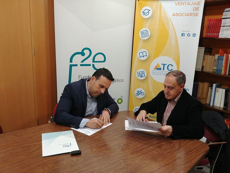 Víctor Gaceta y Juan José Montoro durante la firma del acuerdo de colaboración.