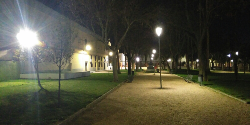 Luminarias en la vía pública de Puebla de la Calzada, Badajoz.