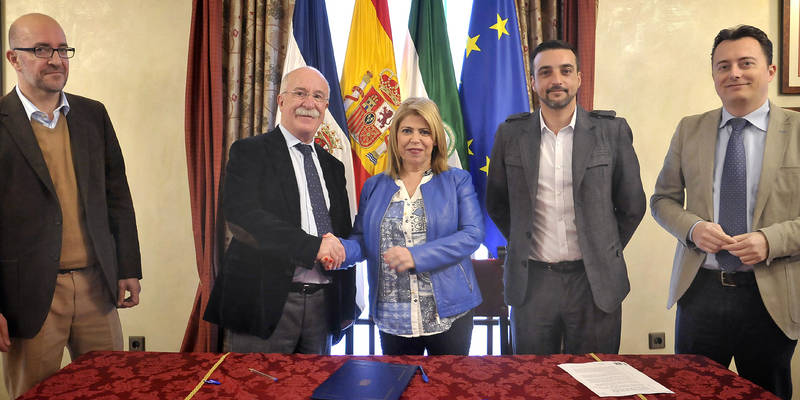 La alcaldesa de Jerez de la Frontera firmando el acuerdo para la renovación del alumbrado público.