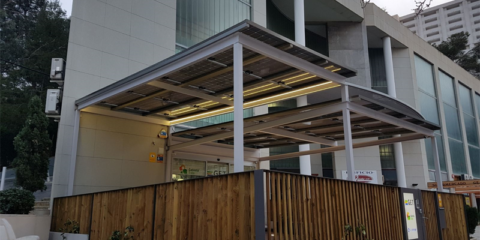 Cubierta Solar predica con el ejemplo e instala una pérgola fotovoltaica en sus oficinas