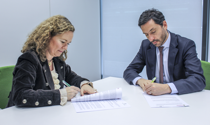 La consejera delegada de Feníe Energía, Isabel Reija y el director de Marketing de Nissan, Christian Costaganna, firman el acuerdo de colaboración para impulsar en España la revolución energética hacia la movilidad eléctrica y el autoconsumo.