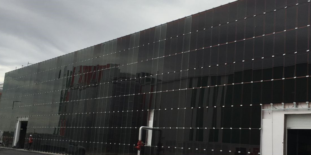Fachada de la fábrica de Heineken México recubierta de vidrio fotovoltaico de Onyx Solar.