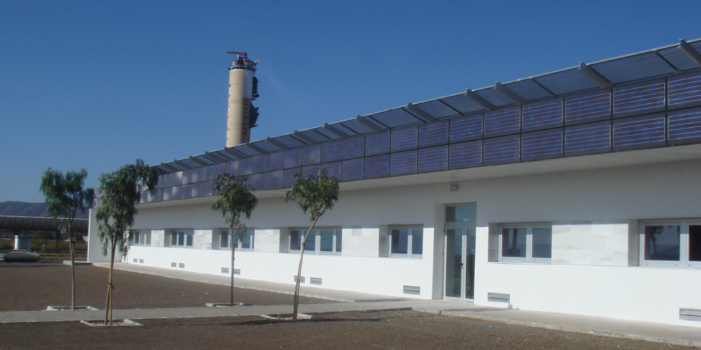 Edificio rural con instalación fotovoltaica.