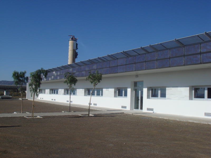 Edificio rural con instalación fotovoltaica. 