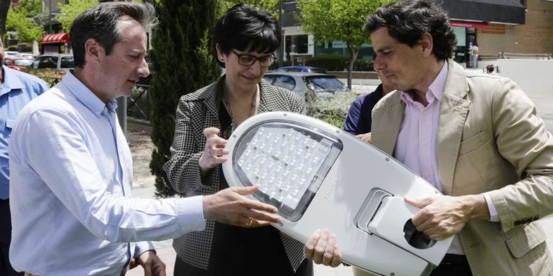 Autoridades locales de Pozuelo de Alarcón sostienen una farola con tecnología LED.