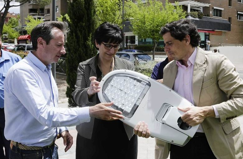 Autoridades locales de Pozuelo de Alarcón sostienen una farola con tecnología LED. 