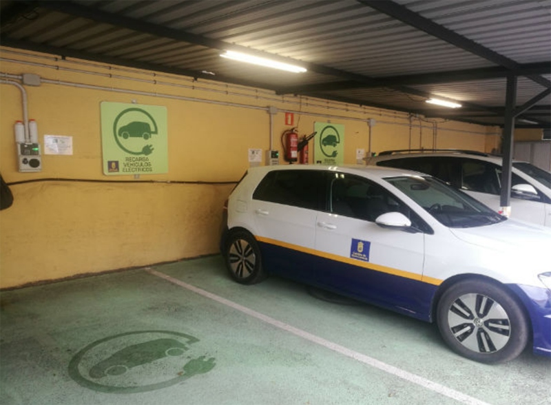 Vehículos eléctricos del Cabildo de Gran Canaria junto a puntos de recarga. 