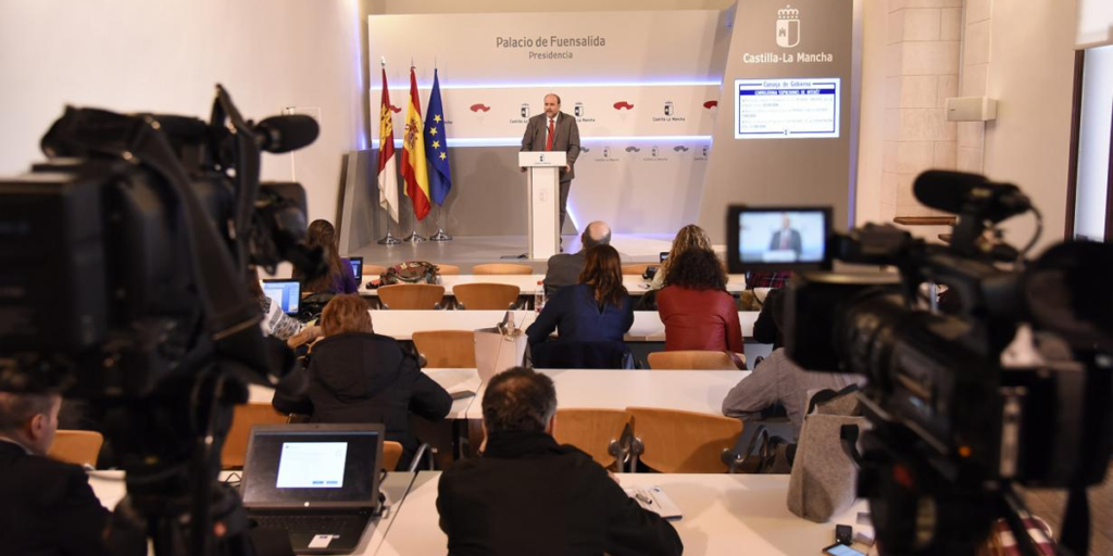 Rueda de prensa ofrecida en el Palacio de Fuensalida para presentar las convocatorias de ayudas públicas en Castilla-La Mancha.