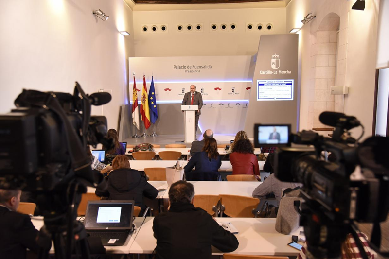 Rueda de prensa ofrecida en el Palacio de Fuensalida para presentar las convocatorias de ayudas públicas en Castilla-La Mancha. 
