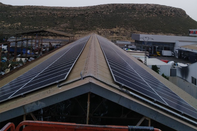 Cubierta fotovoltaica en la empresa Recuperaciones Tolón instalada por Cubierta Solar. 