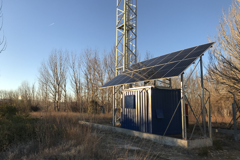 Placas fotovoltaicas sobre una instalación de telecomunicaciones.