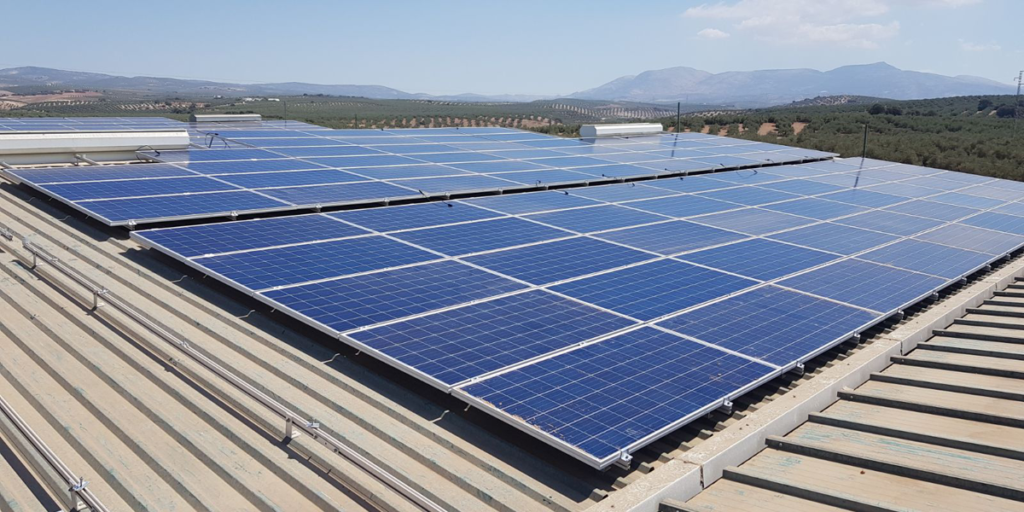 Instalación de autoconsumo fotovoltaico sobre la cubierta de la empresa Cordoplas.