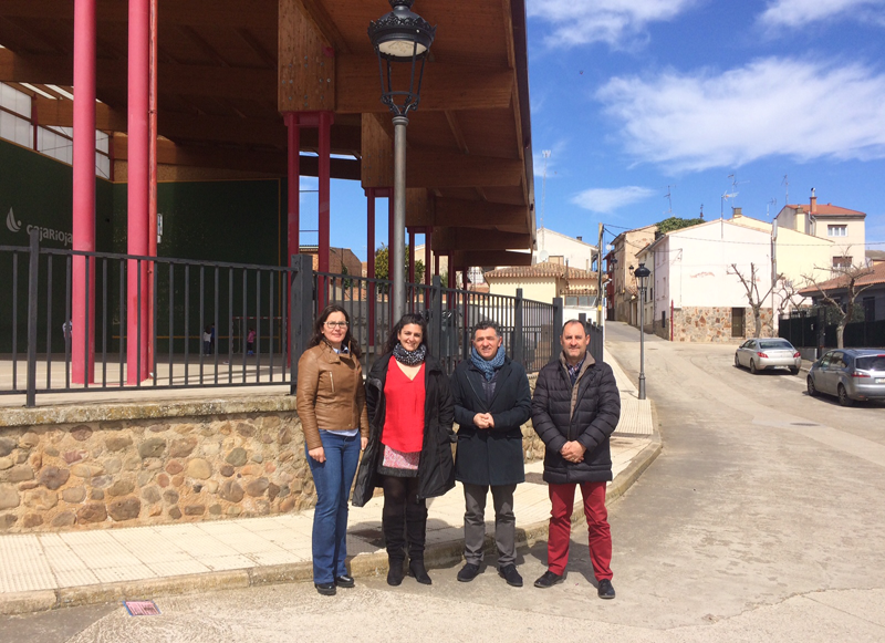 El consejero de Fomento y Política Territorial del Gobierno de La Rioja, Carlos Cuevas, y la alcaldesa de Galilea, Nuria López, durante la visita de la mejora del alumbrado exterior del municipio. de Galilea. 