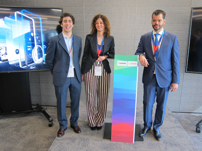 Fernando Sánchez, Alicia Escudero y Vicente Guerrero presentaron la nueva gama de calentadores estancos Hydronext de Junkers-Bosch.