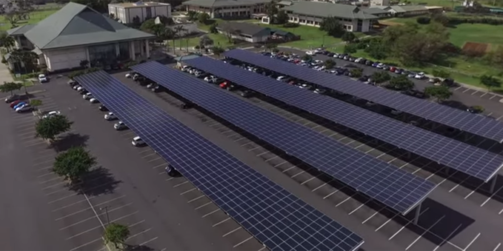 Pérgolas fotovoltaicas en un parking de la Universidad de Hawái.