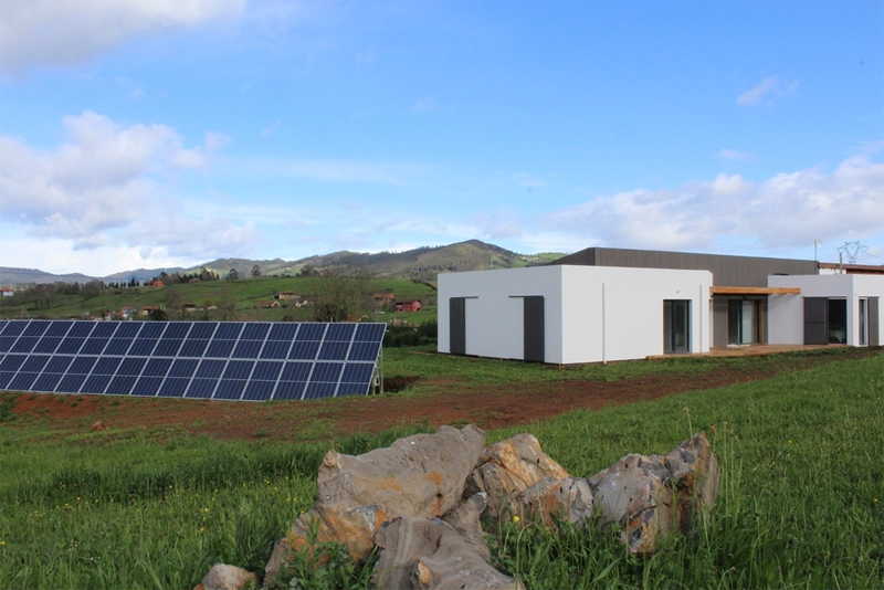 Casa Passivhaus en Asturias con instalación de autoconsumo fotovoltaico y almacenamiento de Ampere Energy. 