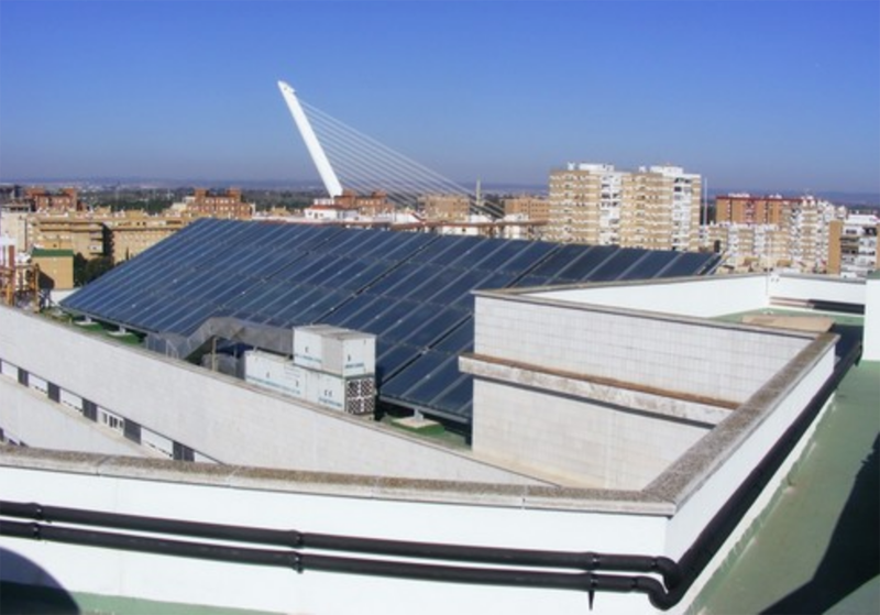 Instalación solar térmica sobre la cubierta de un eidificio. 