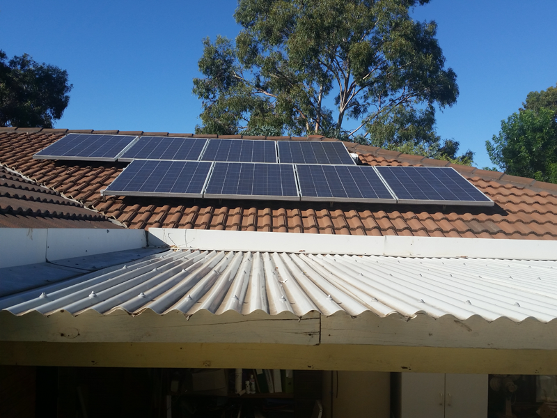 Placas fotovoltaicas para autoconsumo sobre la cubierta de una vivienda unifamiliar. 