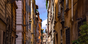 Calle. Fachada. Edificios antiguos. Ciudad Europea.