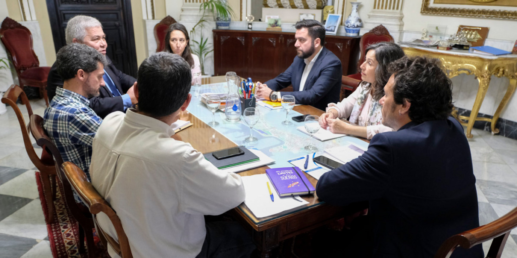 Reunión entre representantes de la Diputación de Cádiz y del Ayuntamiento gaditano para presentar a estos últimos los cuatro proyectos de eficiencia energética.