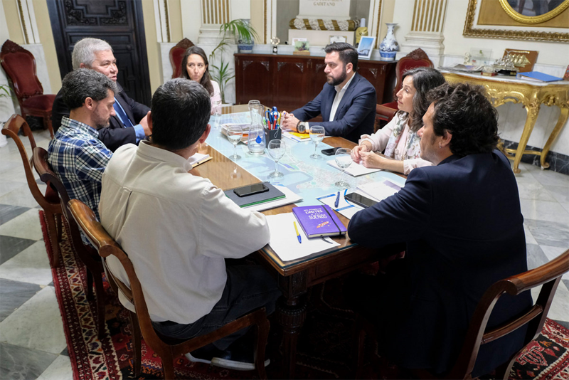 Reunión entre representantes de la Diputación de Cádiz y del Ayuntamiento gaditano para presentar a estos últimos los cuatro proyectos de eficiencia energética. 