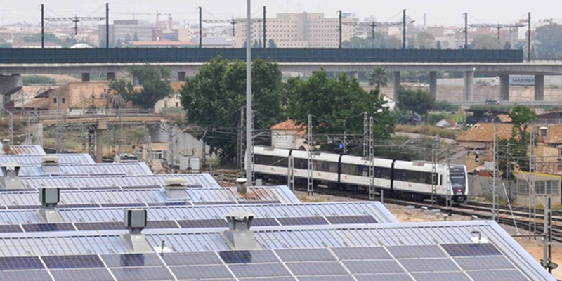 Placas fotovoltaicas sobre la cubiertas de los talleres de Ferrocarriles de Generalidad Valenciana.