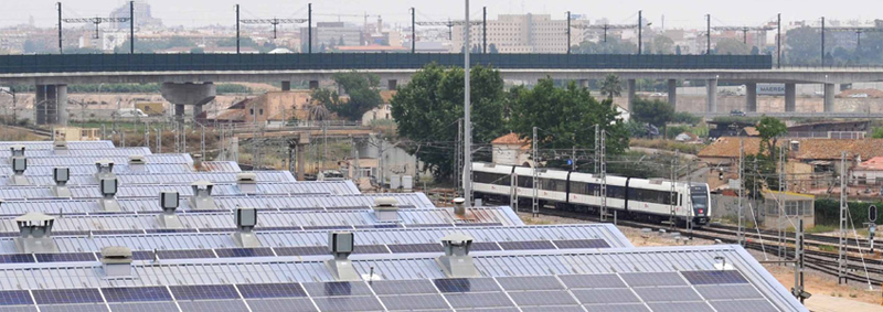 Placas fotovoltaicas sobre la cubiertas de los talleres de Ferrocarriles de Generalidad Valenciana. 