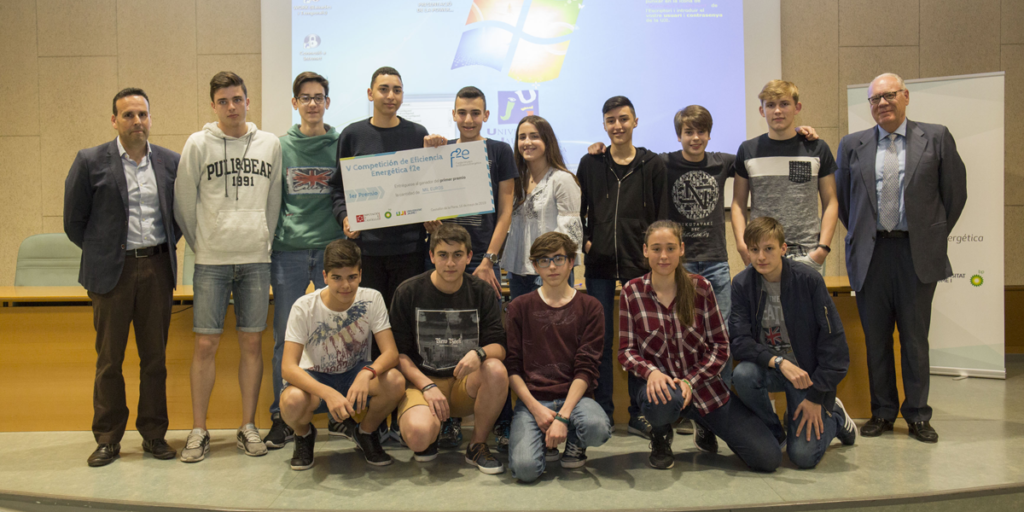 Estudiantes de educación secundaria que han recibido los premios de la V competición de eficiencia energética de Fundación f2e.