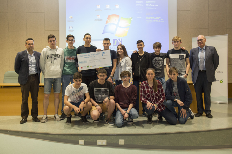 Estudiantes de educación secundaria que han recibido los premios de la V competición de eficiencia energética de Fundación f2e.