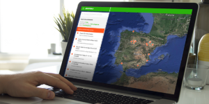 Portátil con Solar Maps de Greenpeace en pantalla.