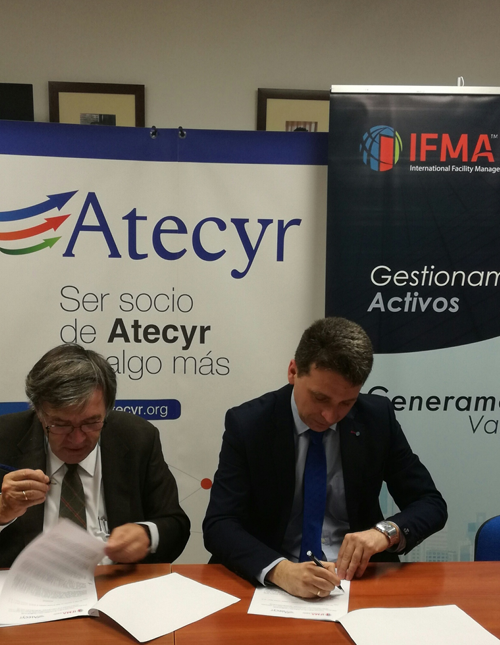 Firma del acuerdo entre IFMA España y Atecyr. 