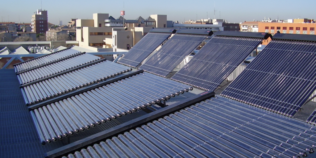 Instalación solar térmica sobre la cubierta de un edificio.