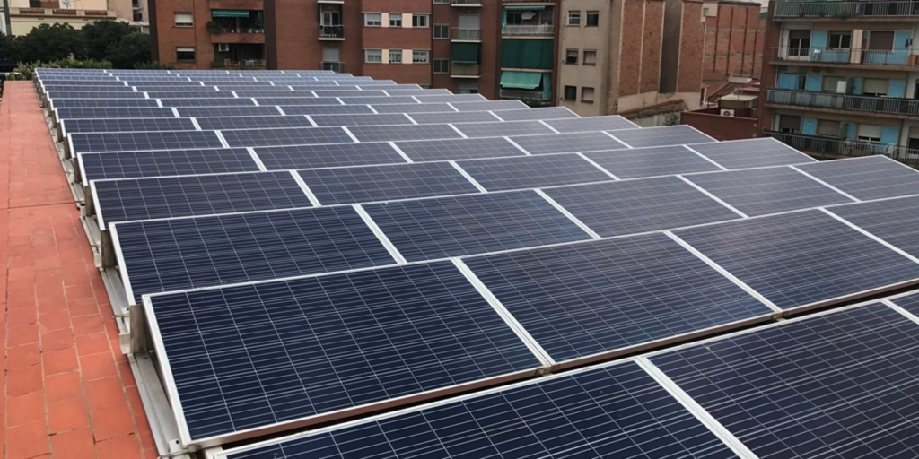 Instalación fotovoltaica en el Mercado Municipal de La Salud de Badalona.