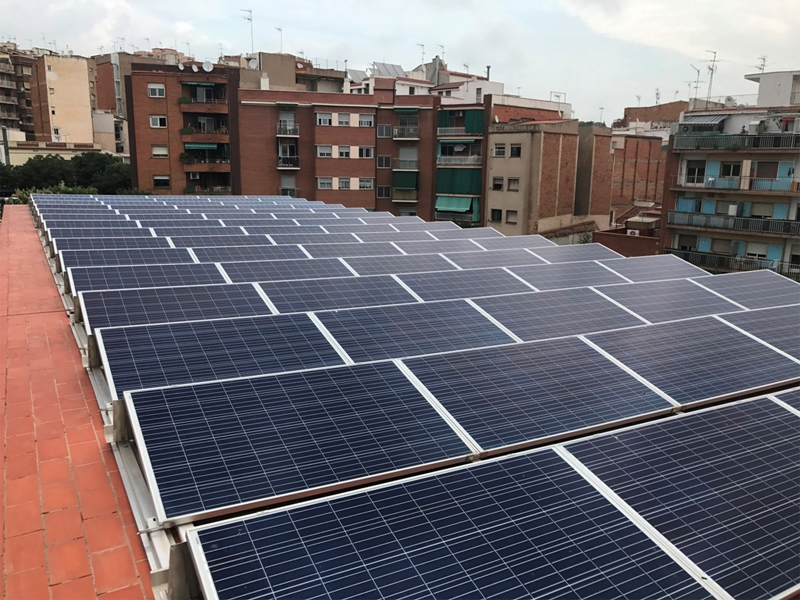 Instalación fotovoltaica en el Mercado Municipal de La Salud de Badalona.